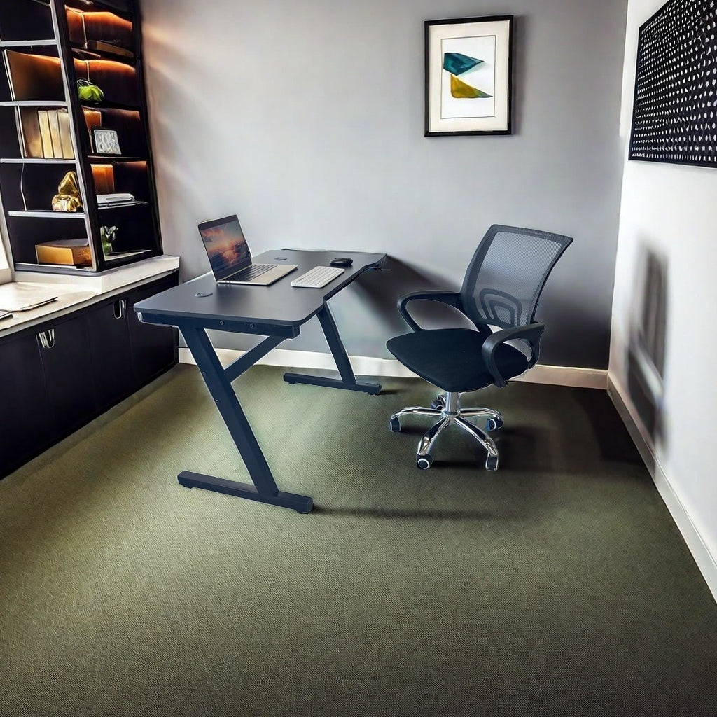 Modern gaming desk setup in a home office with an ergonomic mesh office chair for long-term comfort, showing ideal conditions for work or gaming. Perfect for bulk purchase directly from a Chinese manufacturer.