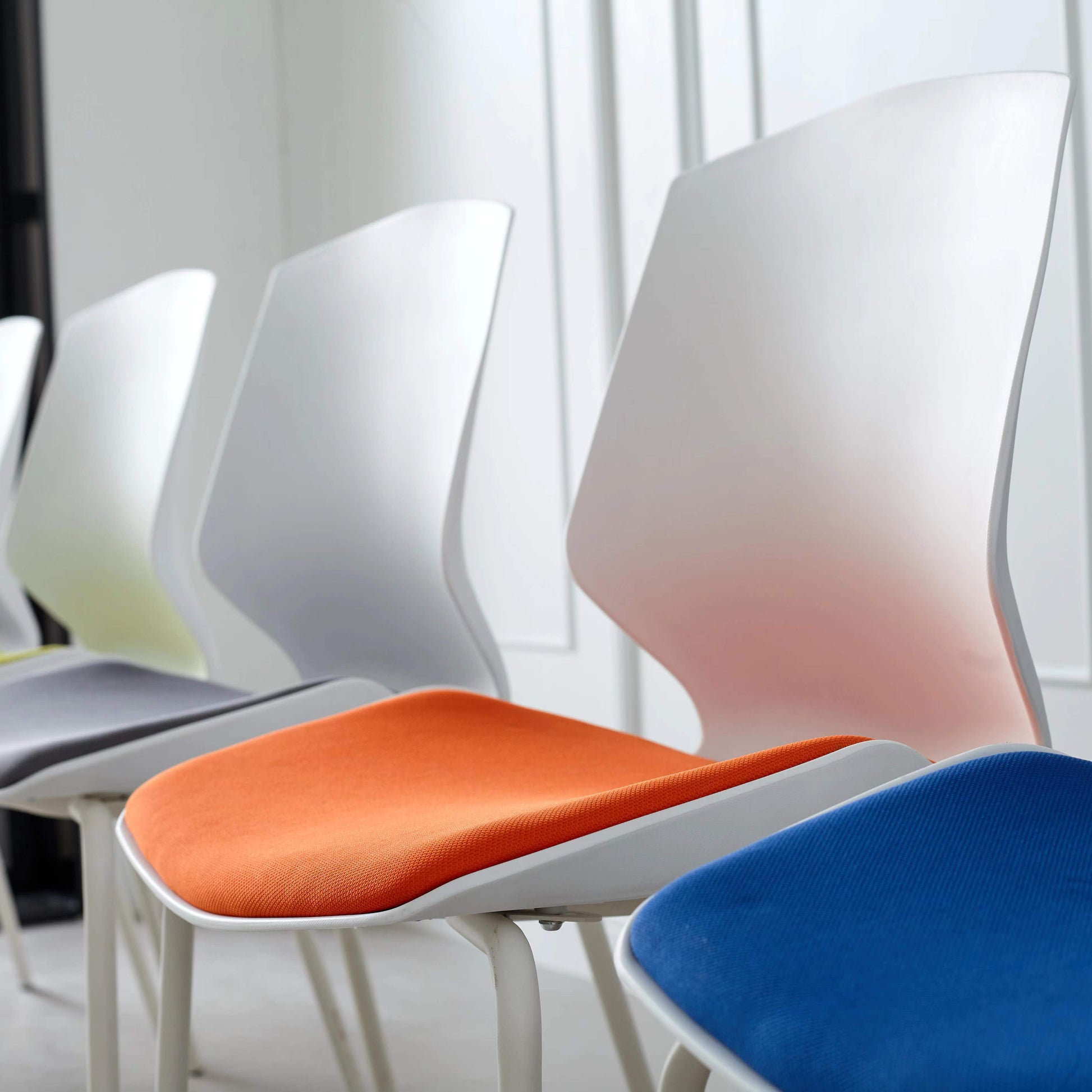 Office, dining, and event chairs with ergonomic design, featuring customizable styles. Stackable and perfect for bulk orders or wholesale from Chinese manufacturers. Ideal for various environments such as meeting rooms and event spaces, offering comfort and space-saving solutions.